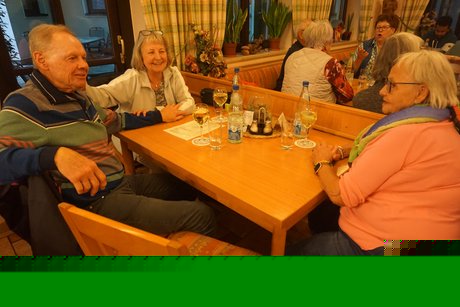 Teilnehmer*innen im Lokal in Ipsheim