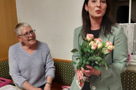 Frau Anna Ortmann, Kreisgeschäftsführerin zu Besuch in Ostheim Frau Ortmann, die Kreisgeschäftsführerin erhält einen Blumenstrauß