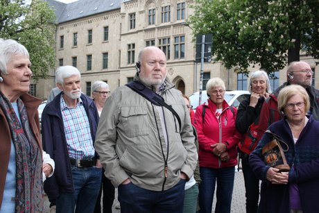 Acht Mitglieder h&ouml;ren mit den Ohrh&ouml;rern weitere Erkl&auml;rungen &uuml;ber die Stadt.