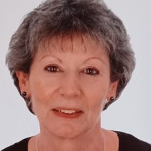 Eine l&auml;chelnde Dame mit kurzen, graumelierten Haaren im Rentenalter