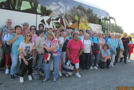Personengruppe vor einem Reisebus
