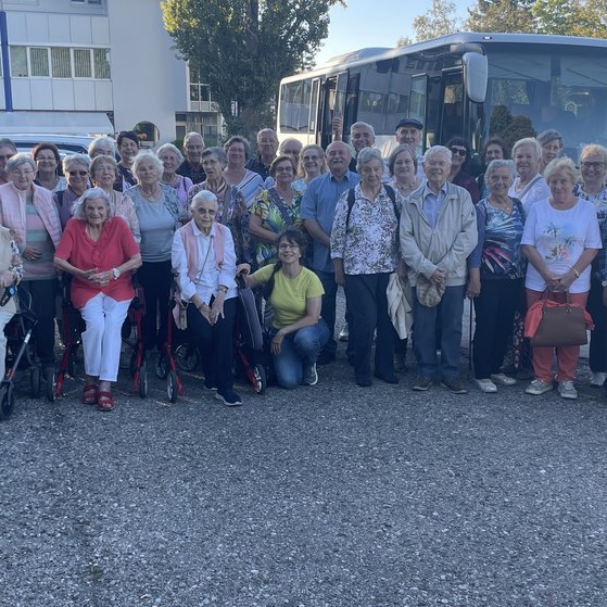Ausflug-Gruppe vor Reisebus