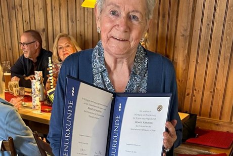 Auf dem Bild zu sehen: Renate Schuster h&auml;lt die Dankes- und Ehrenurkunde in der Hand