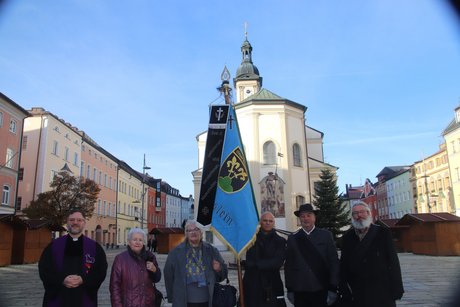 Teile der Ortsvorstandschaft mit der frisch geweihten Fahne