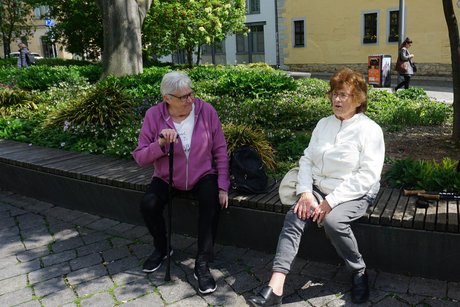Zwei Damen ruhen sich bei der Stadtf&uuml;hrung kurz aus.