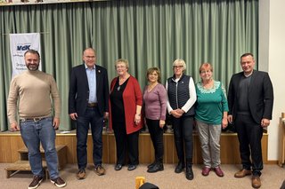 auf dem Bild sieht man (re- li) Landrat A. Kroder, Brunhilde Vogel , Vertreterin der Frauen, Christiane Küper Beisitzer, Christa HerberthVorsitzende OV- Neunkirchen, Bürgermeister der Gem Neunkirchen Jens Fankhänel, Geschäftsleiter derKV-Lauf -Hersbruck Martin Meier.