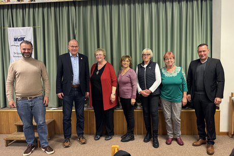 auf dem Bild sieht man (re- li) Landrat A. Kroder, Brunhilde Vogel , Vertreterin der Frauen, Christiane Küper Beisitzer, Christa HerberthVorsitzende OV- Neunkirchen, Bürgermeister der Gem Neunkirchen Jens Fankhänel, Geschäftsleiter derKV-Lauf -Hersbruck Martin Meier.