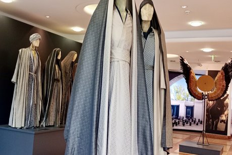 Bild von Kostümen der Oberammergauer Festspiele 2022 im Foyer des Passionstheaters