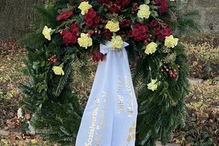 Auf dem Bild sieht man Eindrücke von Gedenkfeier am Hohen Kreuz