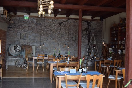 Cafe mit Stühlen undf Tischen