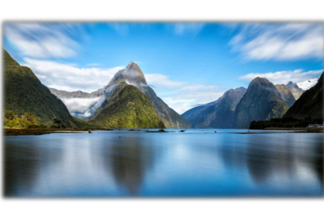 Bild zeigt atemberaubende Landschaft mit Berg und See