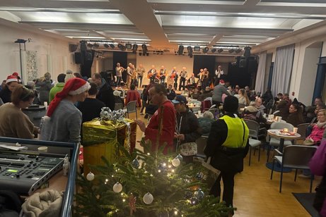 After-Work-Party im Bildhäuser Hof Menschen beim Feiern im Saal- in Hintergrund die Promi Band
