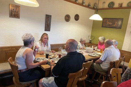 Gem&uuml;tliches Wei&szlig;wurstessen