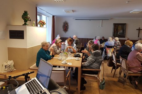 Es wird sich unter den Gästen angeregt unterhalten Man sieht die Gäste im persönlichen Austausch