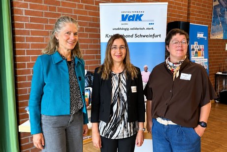 Gemeinsam f&uuml;r mehr Verst&auml;ndnis im Umgang mit Demenz (von links): Prof. Dr. Ing. Birgit Dietz, VdK-Kreisgesch&auml;ftsf&uuml;hrerin Martina Walter-Bagley und Tina W&uuml;rzburger vom VdK-Bayern-Ressort &bdquo;Leben im Alter&ldquo; bei der Fachveranstaltung des VdK Schweinfurt.