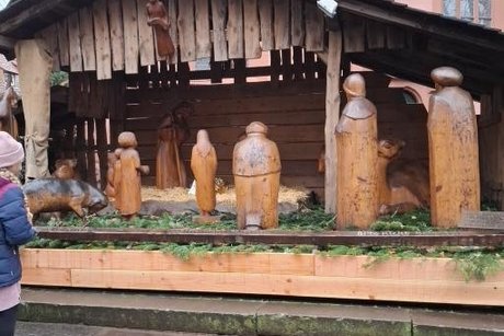 Eine Weihnachtskrippe mit lebensgroßen Holzfiguren