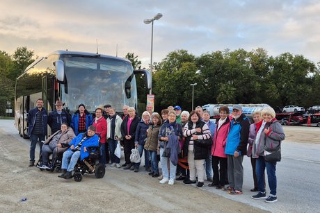 Zu Hause Viele Personen vor dem Bus