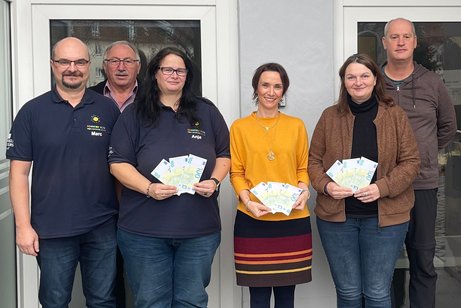 Kreisvorsitzender Georg Brand (2. v. links) mit Marc und Anja Clement von Sonnenblicke, Anja Schricker vom Bunten Kreis, Carmen Wuttke von Happynest und VdK Kreisgesch&auml;ftsf&uuml;hrer Thomas D&ouml;hler (von links).