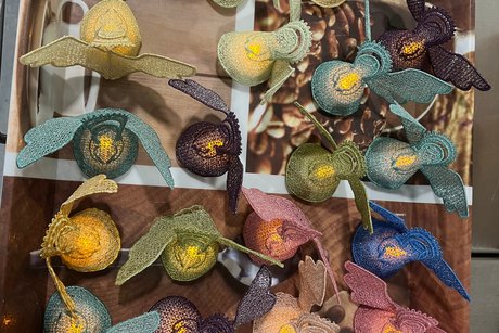 Leuchtende Engel werden an die Bewohner/innen verteilt