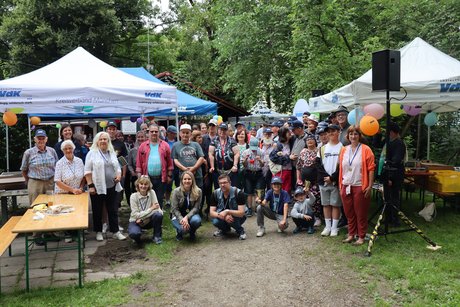 Die glücklichen Teilnehmer und Helfer des 40. VdK Inklusions-Minigolfturniers