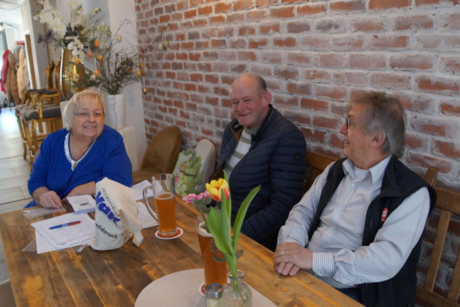 Drei Vertreter der Vorstandschaft vom VdK Treuchtlingen sitzen an einem Tisch.