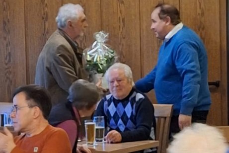Verabschiedung von Herrn Heinz Geyer - Überreichung eines Blumenstraußes durch den OV Hans Kunz