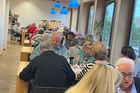 Unser Mittagtisch "Tischlein deck Dich" Beim Mittagessen im Bürgerhaus am Rosmarienweg, einmal im Monat nach Anmeldung