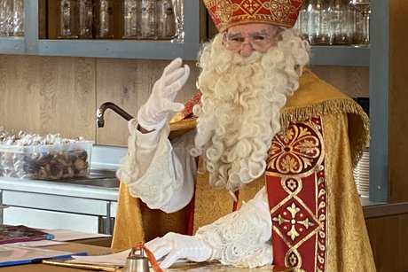 Der Nikolaus mahnte und lobte mit erhobenem Zeigefinger