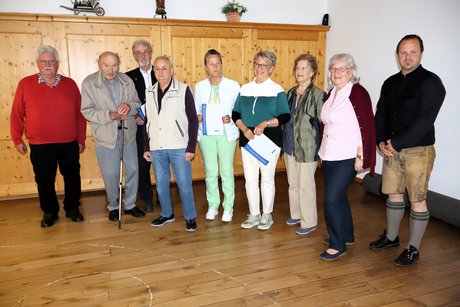 Rechts: B&uuml;rgermeister Thomas Rothmayer; links: OV-Vorsitzender Michael Zeisler; Von links: Richard Wenzberger (25 Jahre), Klaus Sieber (30 Jahre), Josef Lingg (25 Jahre), Heide Schuh (25 Jahre), Isabella Gutwein (25 Jahre), Susanne Hunger (30 Jahre), Katharina Sch&ouml;rghuber (25 Jahre)