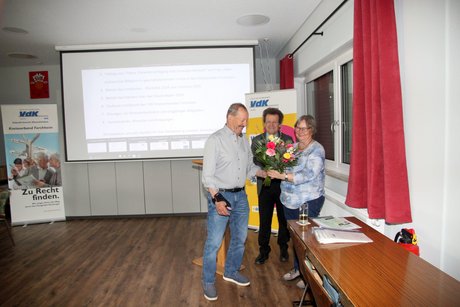 Überreichung Blumenstrauß an Ulrike Jochemzcyk