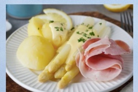 ein Teller mit Spargel, Kartoffeln, Schinken und Sauce Hollandaise