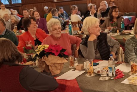 Weihnachtsfeier 2024 voll besetzter Saal 115 Personen