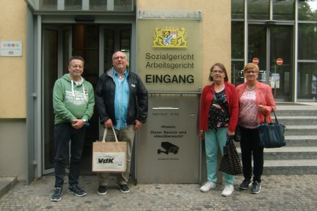 Bild zeigt die Vorstandschaft des VdK Esselbach-Altfeld am Eingang des Sozialgerichts in W&uuml;rburg