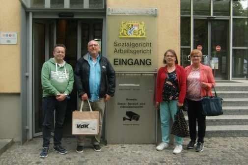 Bild zeigt die Vorstandschaft des VdK Esselbach-Altfeld am Eingang des Sozialgerichts in W&uuml;rburg