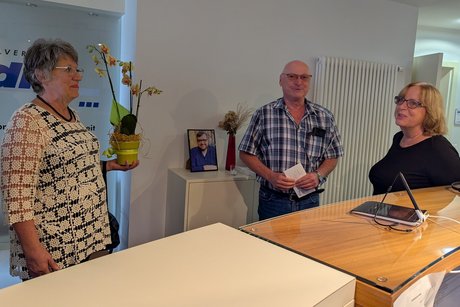 Kreisvorstand überreicht Orchidee und Gutschein vom VdK Reisedienst.