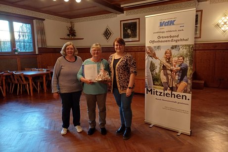 Ehrung Christine Jerneiczyk wird für 15 jährige Mitgliedschaft und 10 Jahre im Ehrenamt geehrt.