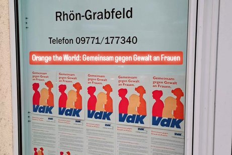 VdK-Schaukaste leuchtet bis 10.12.2024 in der Farbe Orange Schaukasten mit Aktionspostern zur Kampagne