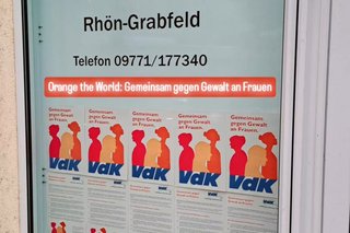 Schaukasten mit Aktionspostern zur Kampagne