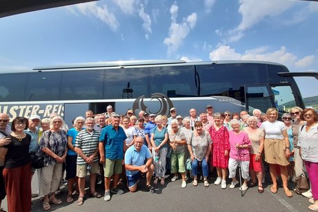 Gruppenfoto der Teilnehmer vor dem Reisebus