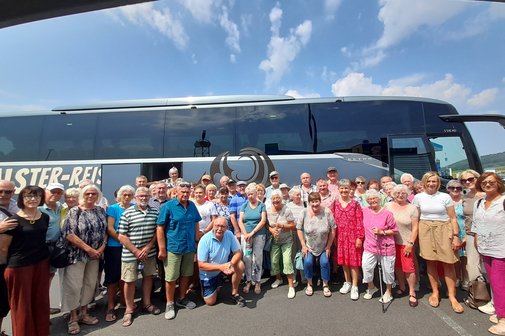 Gruppenfoto der Teilnehmer vor dem Reisebus