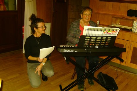 Frau Elisabeth Thum am Keyboard