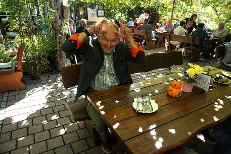 Ein Teilnehmer mit Humor beim Mittagessen im Landgasthof Taubertal