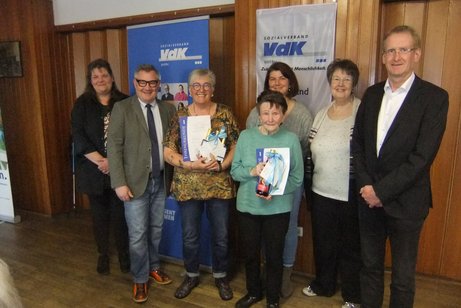 Ehrung anl&auml;sslich Jahreshauptversammlung 2026. Auf dem Foto: Von links: stellvert. Vorsitzende: Christina Schr&ouml;der, 1. B&uuml;rgermeister Rainer Klein, Inge Kammerer, Helga Ruckd&auml;schel, stellv. Kassiererin: Kathrin Lindner, Vorsitzende des OV: Barbara Lerch, Pfarrer Hans-Hermann M&uuml;nch