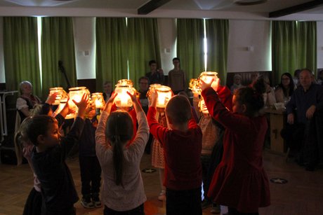 Der Sternentanz der Kinder vom Kindergarten im Bogen mit ihren Erzieherinnen Susanne Würzburger, Tanja Kastl und Verena Götz begeisterte das Publikum