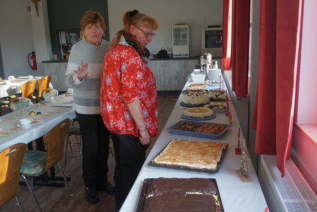 Teilnehmer*innen bei der Adventsfeier