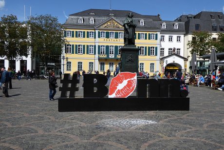 Beethoven-Denkmal mit Schriftzug "Bonn" zuvor