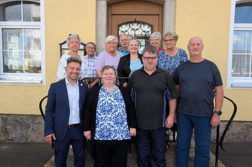 Die neue Vorsitzende des Ortsverbandes Wiesau, Gerlinde Bayer, und Gerald Bayer mit B&uuml;rgermeister Michael Dutz (links) und Kreisgesch&auml;ftsf&uuml;hrer Thomas D&ouml;hler (rechts) und den Geehrten und weiteren Vorstandsmitgliedern.