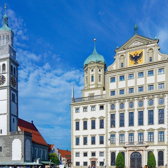 Frontalansicht Augsburger Rathaus mit Perlachturm und Rathausplatz