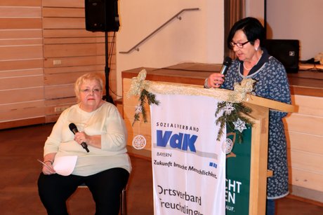 Die stellvertretende Kreisvorsitzende Britta Pantano steht am Rednerpult