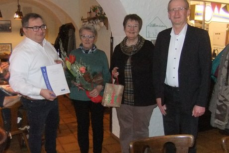 Ehrung von Monika M&uuml;ller f&uuml;r 10 Jahre ehrenamtliche Kassiererin beim VdK OV Tr&ouml;stau. Auf dem Foto Jose Garcia, Monika M&uuml;ller, Barbara Lerch, Pfarrer Hans-Hermann M&uuml;nch
